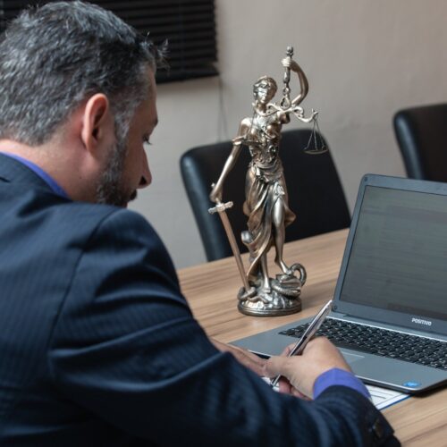 Anonim Şirketlerde Avukat Bulundurma Zorunluluğu